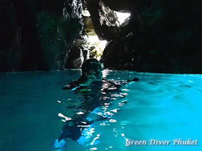プーケットのダイビングでピピ島とシャークポイントをファンダイビングした時にみた、青の洞窟